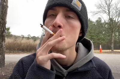 Лечение зависимости от табакокурения в Белой Холунице Мужчина с сигаретой делает затяжку